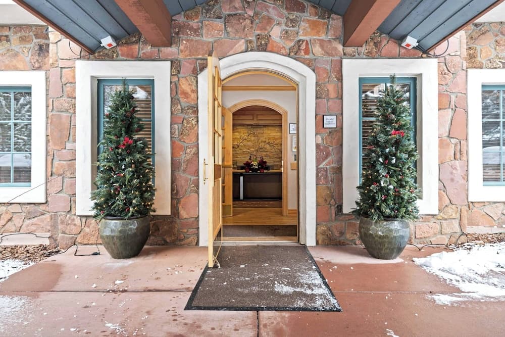 Oxford Court by East West Hospitality featured exterior or lobby in Avon, CO — similar hotel