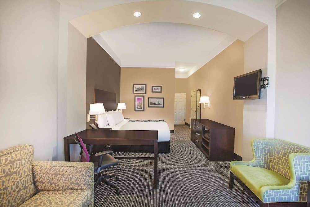 La Quinta Inn & Suites by Wyndham Beaumont West gallery photo in Beaumont, TX — image 14