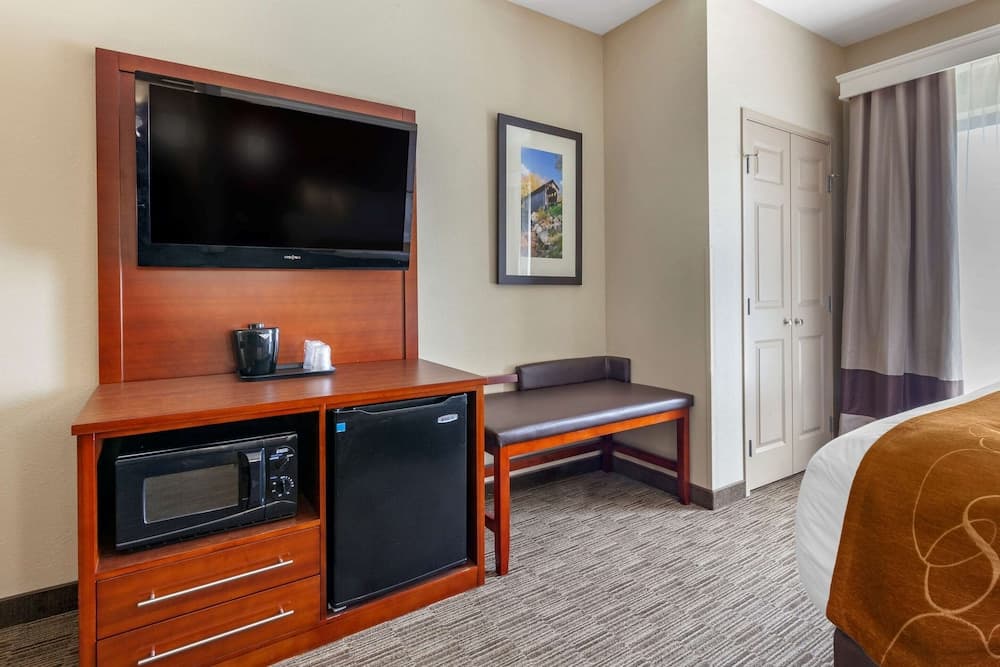 Comfort Suites Oshkosh West gallery photo in Oshkosh, WI — image 24