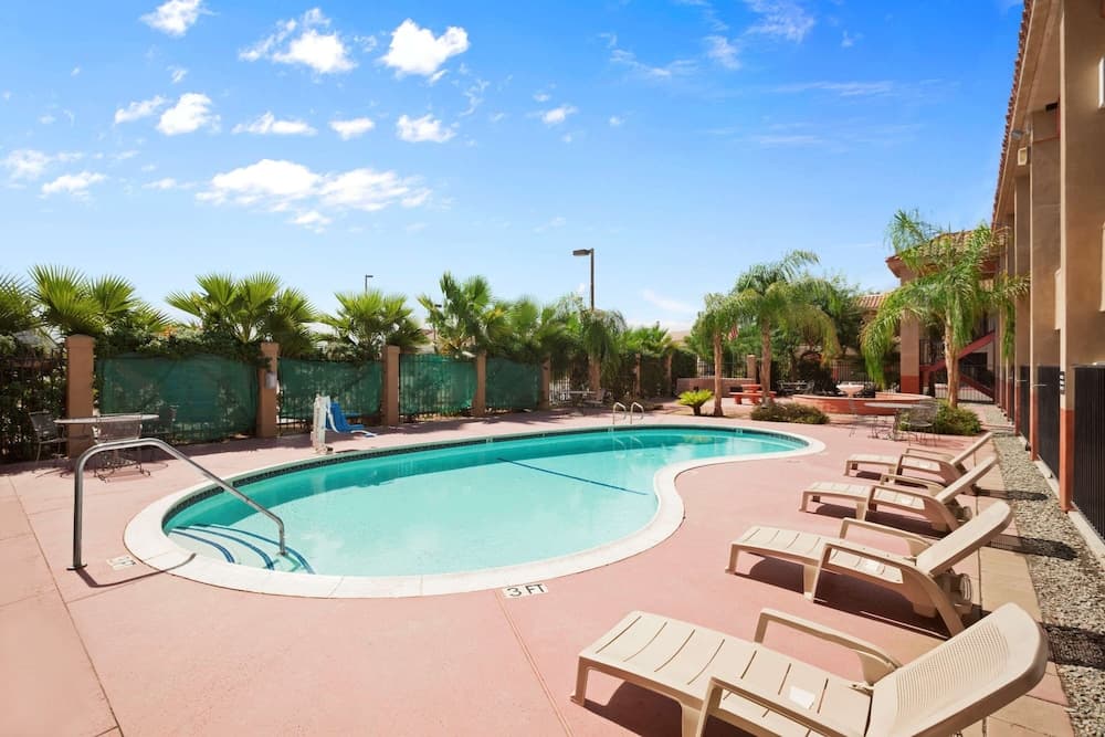 Super 8 by Wyndham Indio gallery photo in Indio, CA — image 9