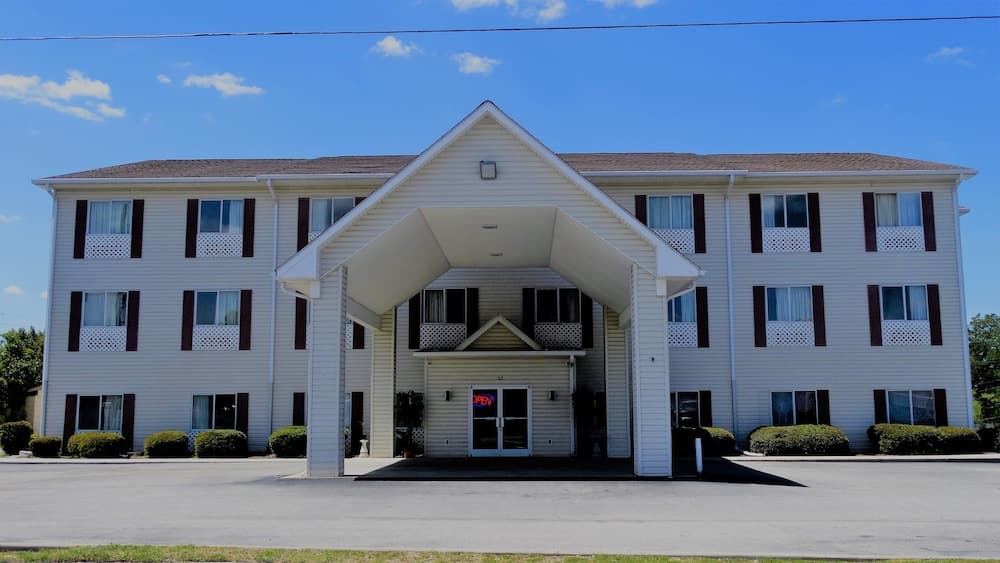 Oak Tree Inn & Suites featured exterior or lobby in Claxton, GA — similar hotel