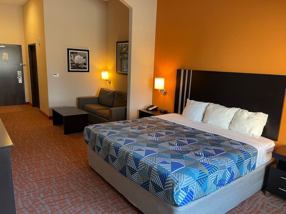 Lucky Villa a boutique Hotel property views in Gonzales, LA — gallery photo 3