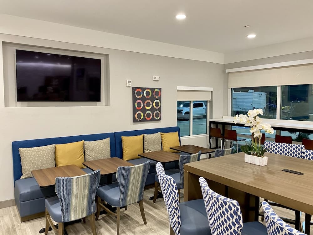 Days Inn & Suites by Wyndham Beaumont West / I-10 & Walden interior in Beaumont, TX — gallery photo 2