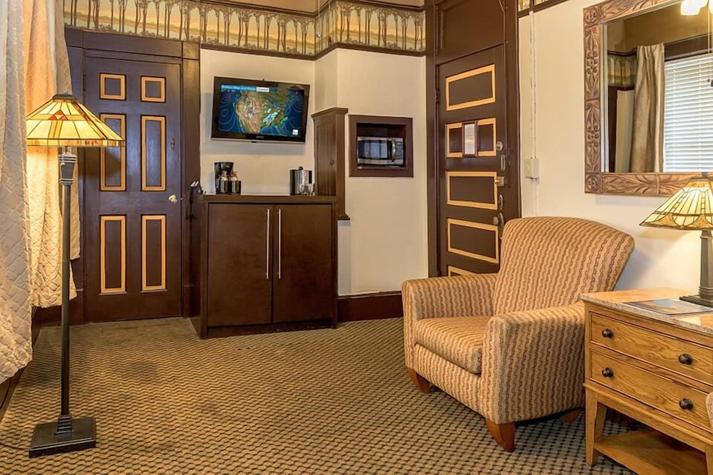 Basin Park Hotel and Spa property views in Eureka Springs, AR — gallery photo 3