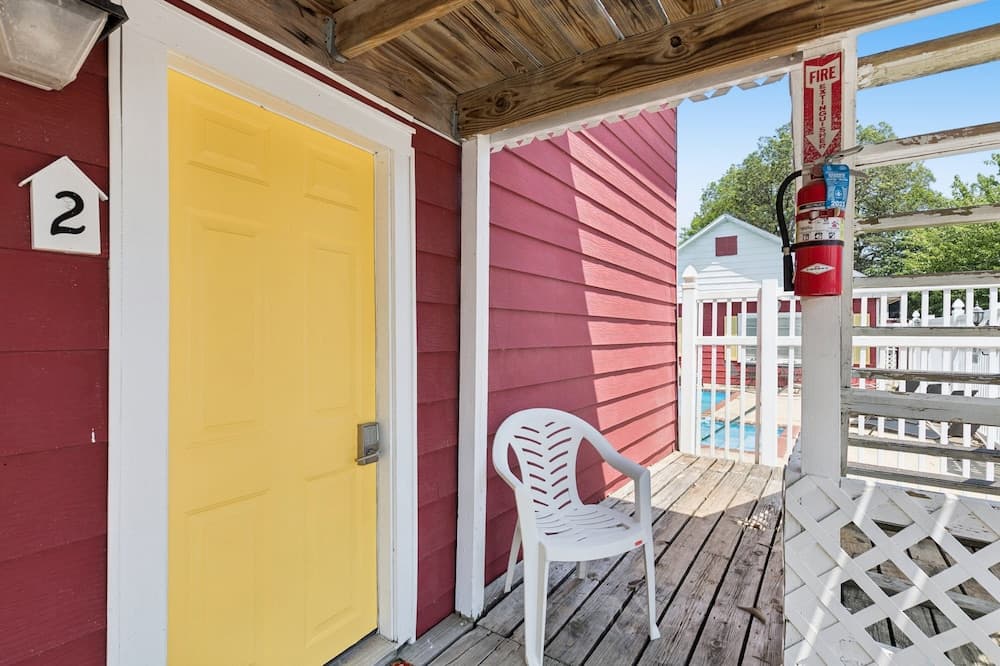 Dave's Last Resort Poolside - Long Stay Discount - Comforting Cabin 2 1 Bedroom Hotel Room property views in Monticello, IN — gallery photo 3