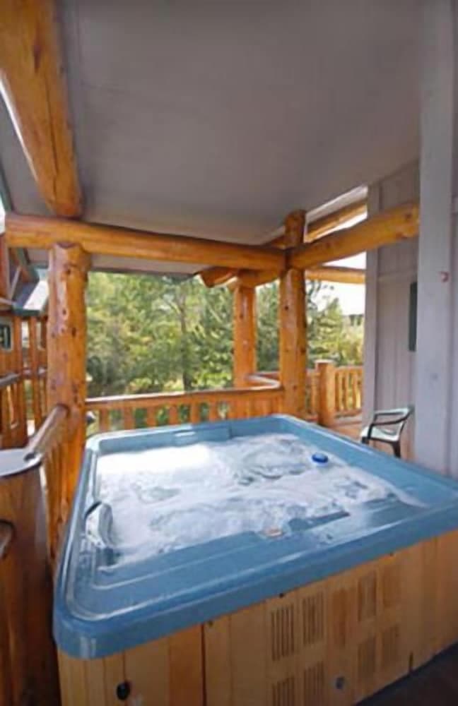 Saddle Creek Townhomes by Pioneer Ridge Management property views in Steamboat Springs, CO — gallery photo 3