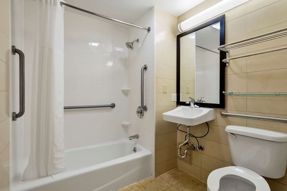 Best Western Plus Plaza Hotel interior in Long Island City, NY — gallery photo 2