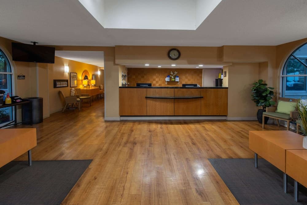 La Quinta Inn & Suites by Wyndham Deerfield Beach I-95 interior in Deerfield Beach, FL — gallery photo 2