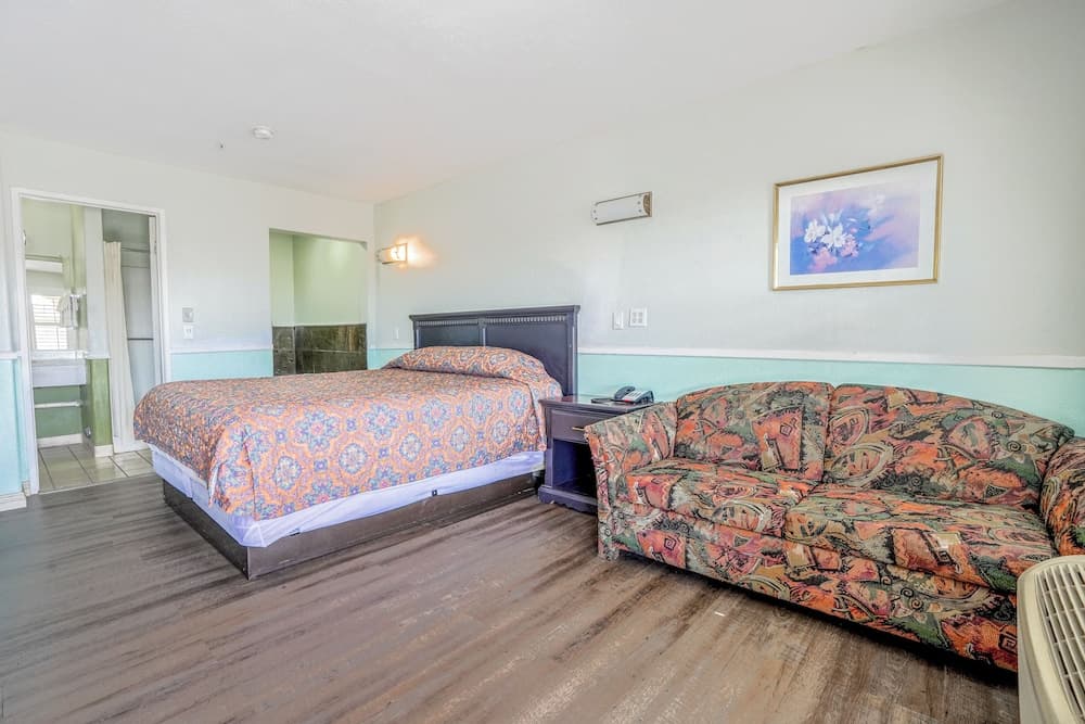 Day&Night Inn gallery photo in Hesperia, CA — image 16