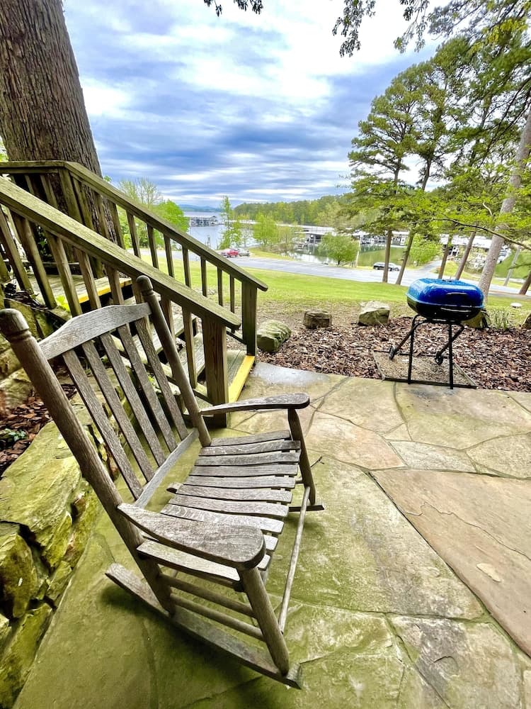 SU15, Spacious studio with full kitchen, dining table and rock patio overlooking Lake Ouachita. by RedAwning interior in Mount Ida, AR — gallery photo 2
