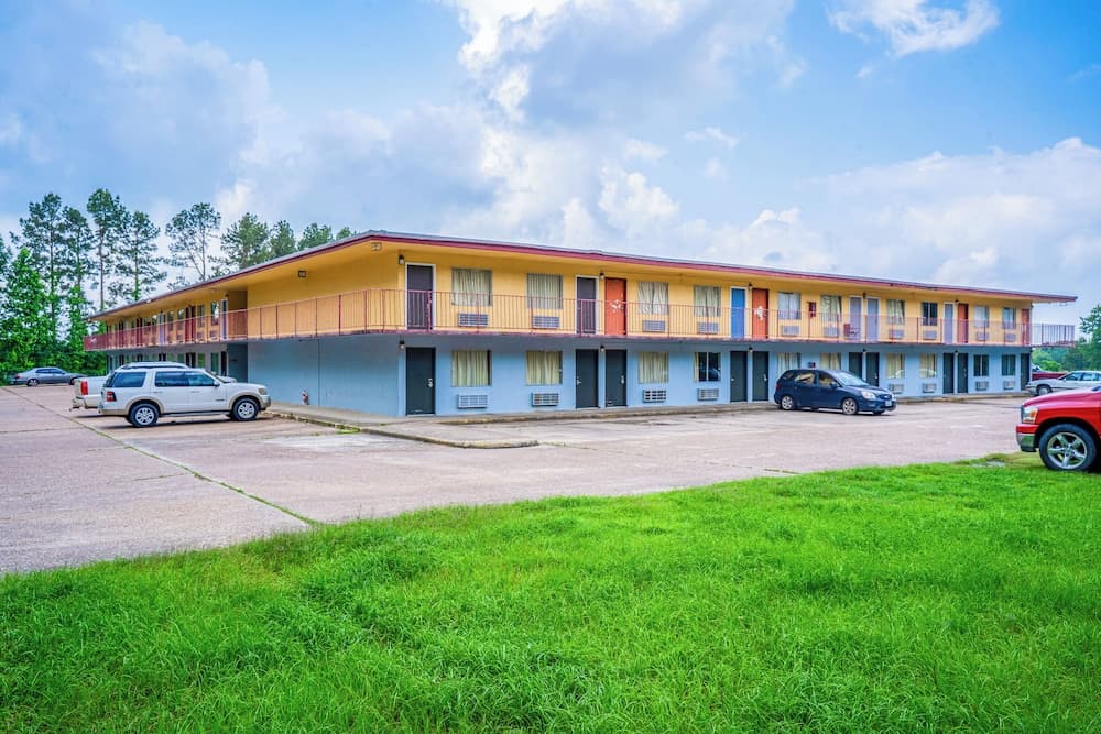 Economy Inn By OYO Livingston TX Hwy 59 interior in Livingston, TX — gallery photo 2