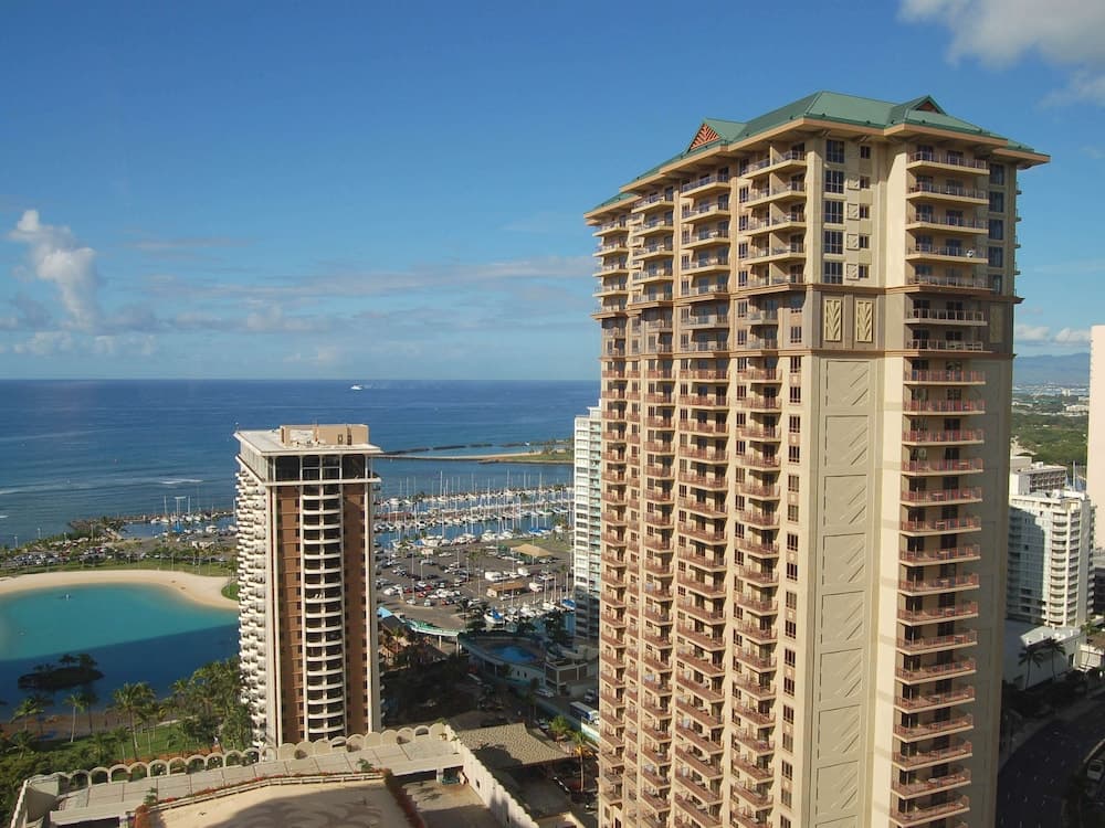 Hilton Grand Vacations Club Grand Waikikian Honolulu featured exterior or lobby in Honolulu, HI — similar hotel