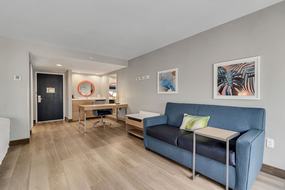 Holiday Inn Express and Suites Destin Miramar Beach by IHG interior in Miramar Beach, FL — gallery photo 2