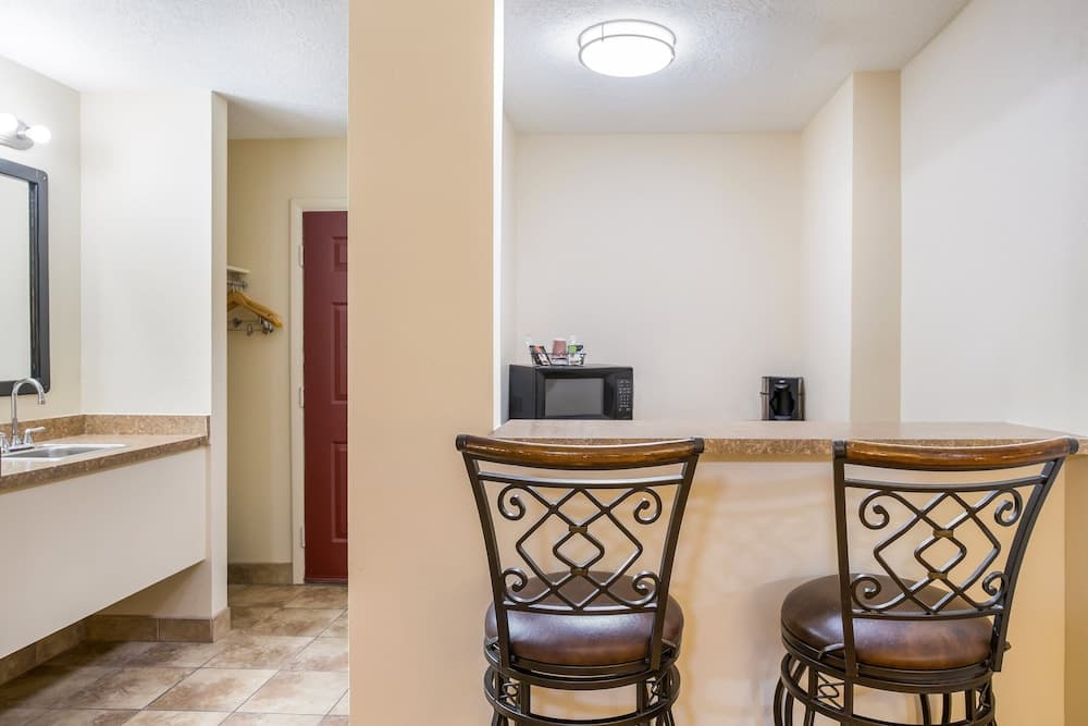 Red Roof Inn Albuquerque - Midtown interior in Albuquerque, NM — gallery photo 2