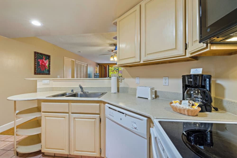 Kahana Falls Maui by VRI Americas interior in Lahaina, HI — gallery photo 2