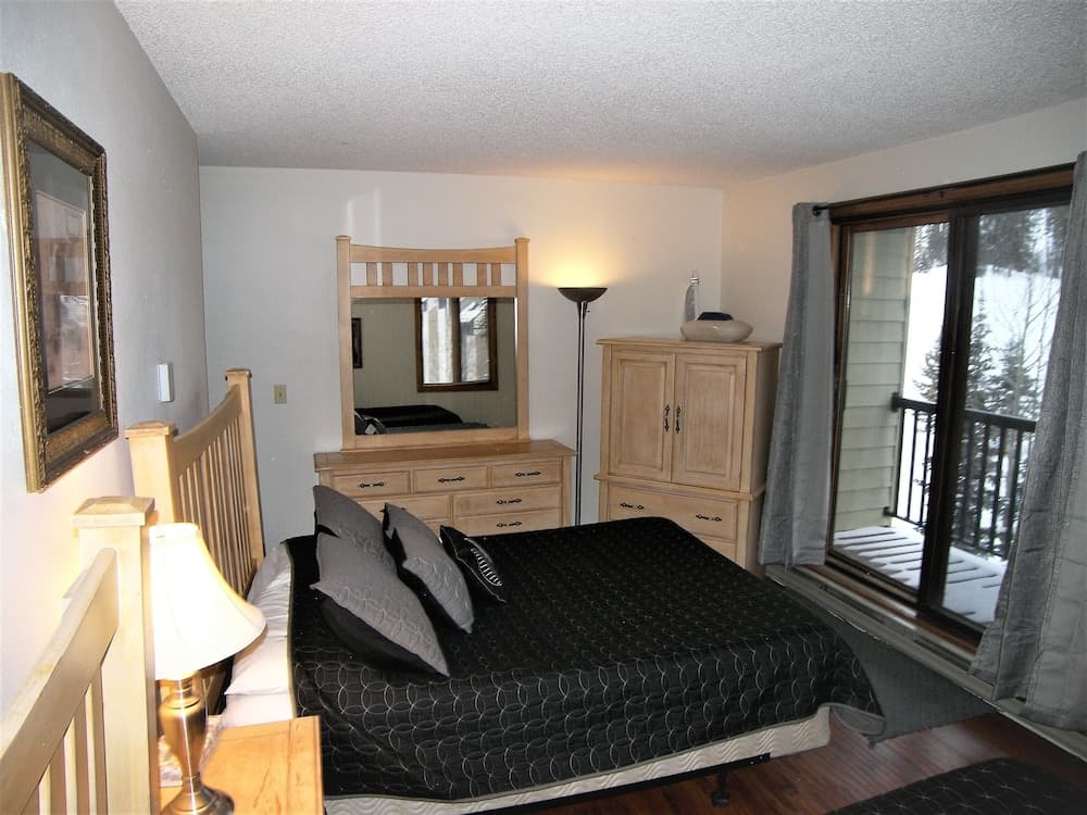Fox Pine Lodge Hotel Room 2 interior in Copper Mountain, CO — gallery photo 2