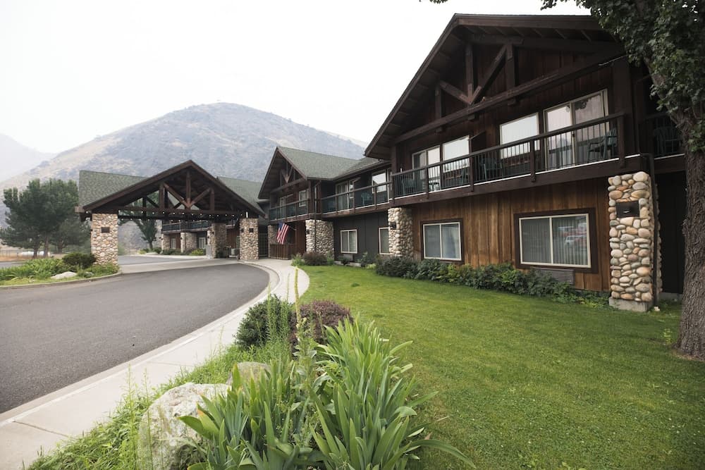 Salmon Rapids Lodge property views in Riggins, ID — gallery photo 3