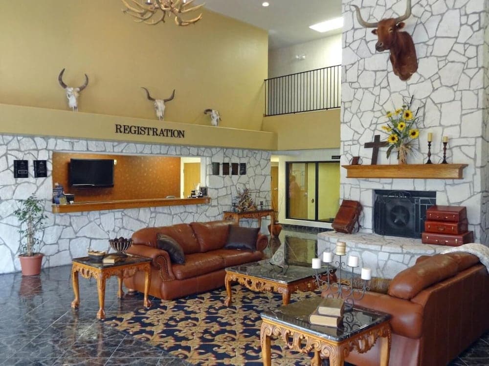 Texan Inn By OYO Beeville US-181 interior in Beeville, TX — gallery photo 2