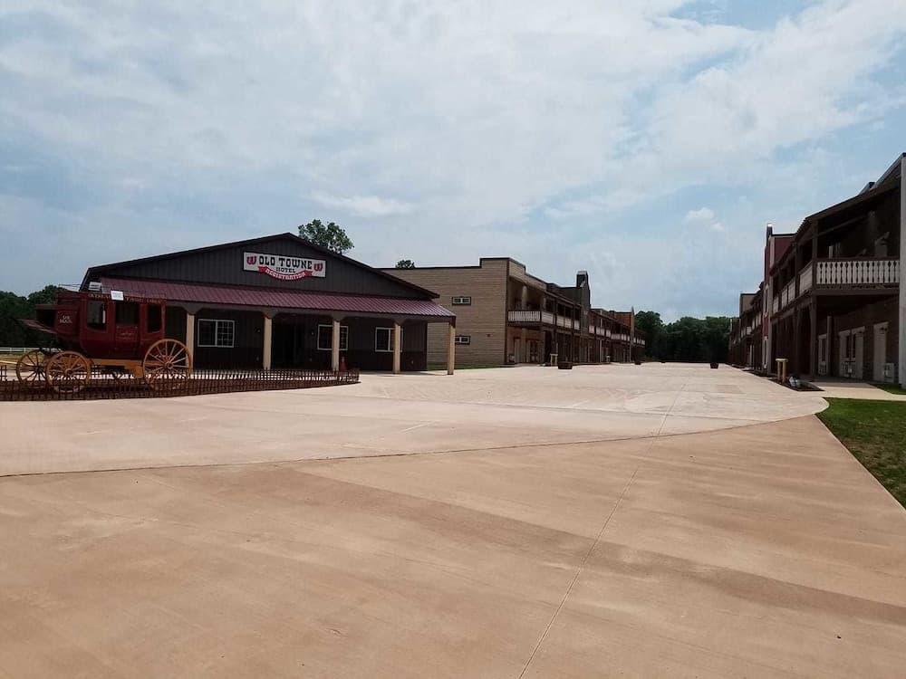 Woodside Old Towne Hotel — hotel in Mauston, Wisconsin