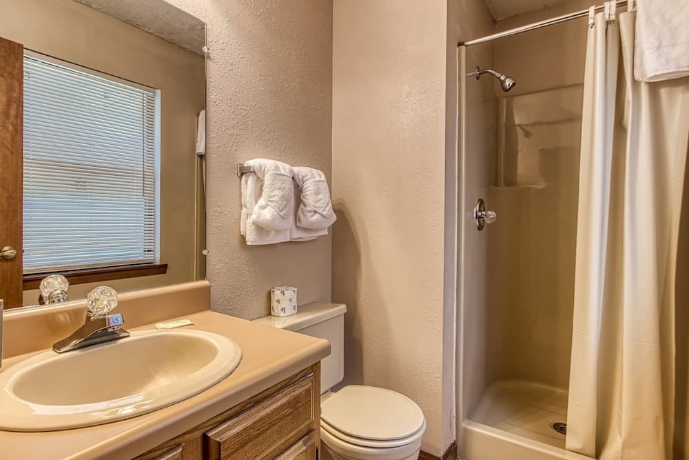 Pinecrest Hotel B interior in Pigeon Forge, TN — gallery photo 2