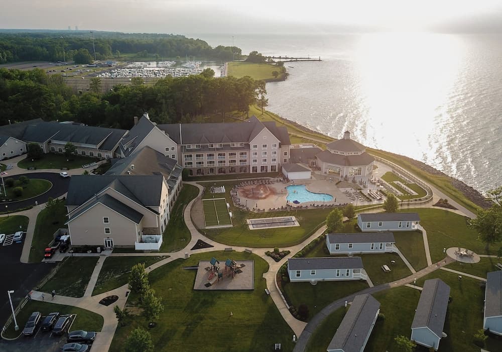 The Lodge at Geneva featured exterior or lobby in Geneva, OH — similar hotel