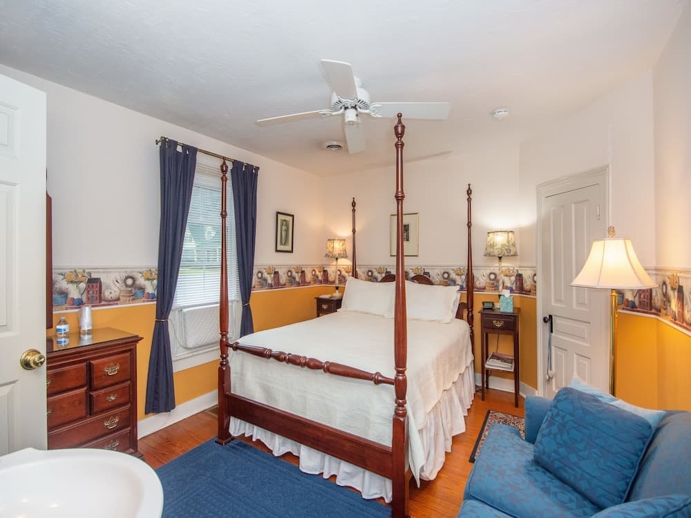 Terrell House B&B interior in Burnsville, NC — gallery photo 2