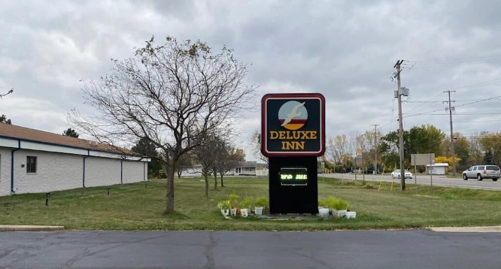 Deluxe Inn by OYO Near Toledo Ohio featured exterior or lobby in Erie — similar hotel