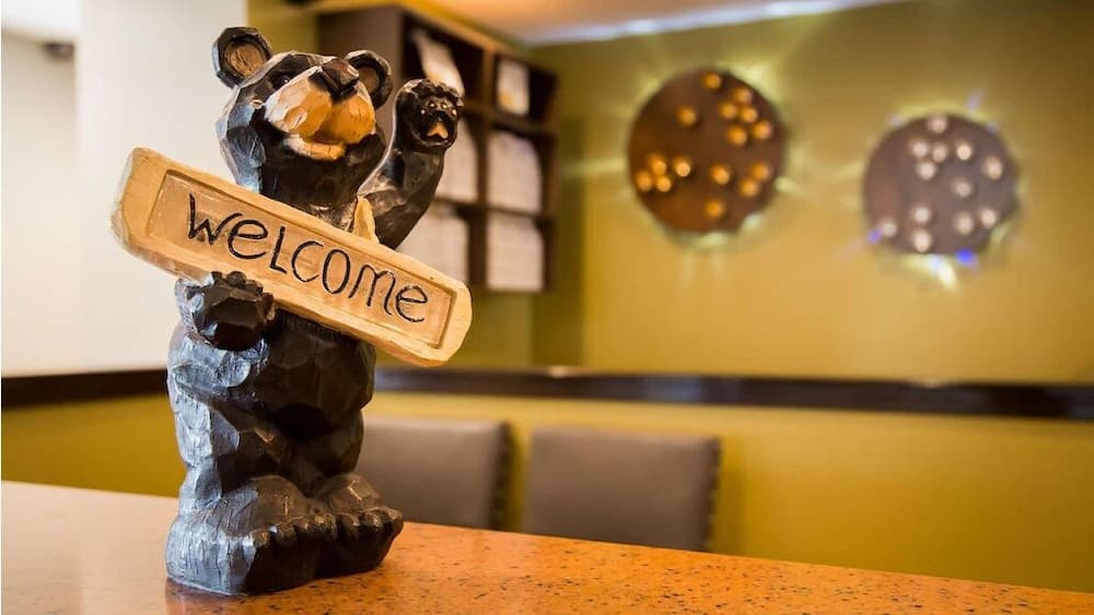 White Pines Inn & Suites interior in Holland, MI — gallery photo 2