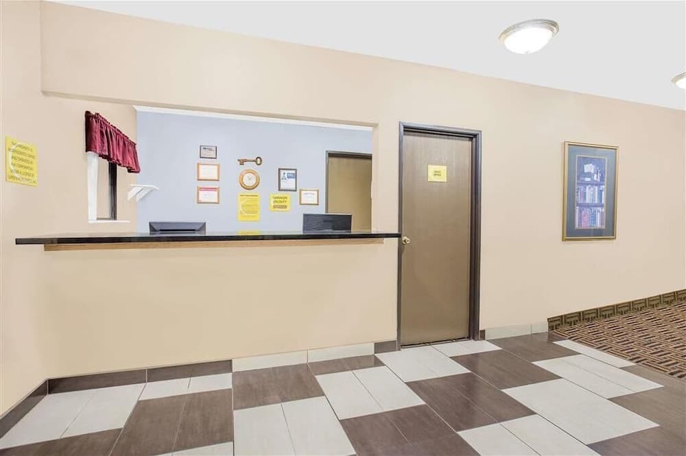 Boarders Inn & Suites by Cobblestone Hotels - Waterloo/Cedar Falls interior in Waterloo, IA — gallery photo 2