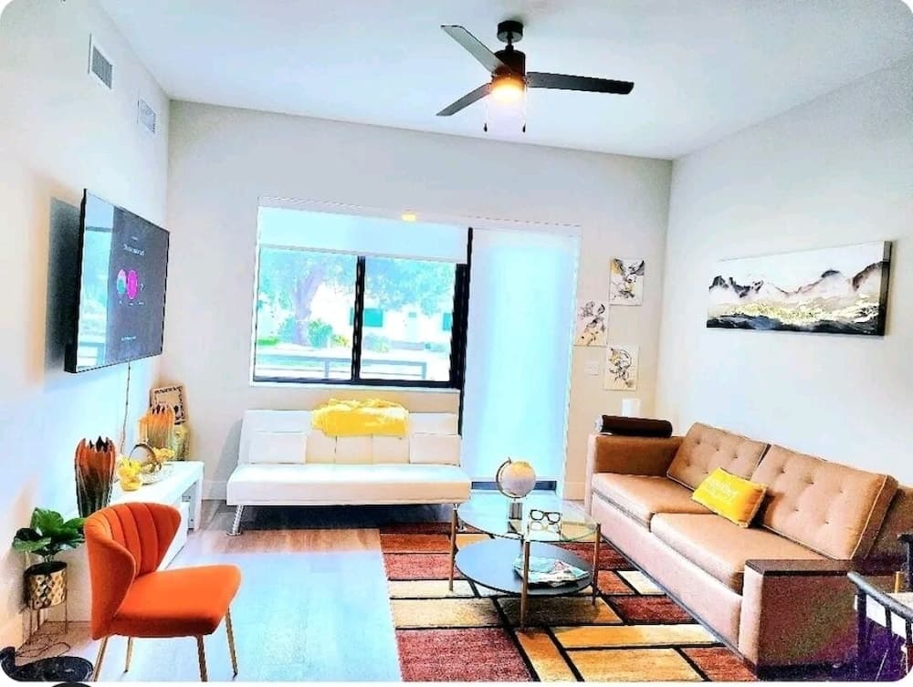 Lux and Cozy 2beds 2 Baths up to 8 guest property views in West Palm Beach, FL — gallery photo 3