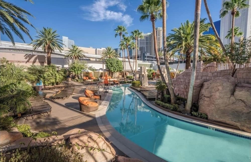 Premium Suite w/balcony at The Signature property views in Las Vegas, NV — gallery photo 3