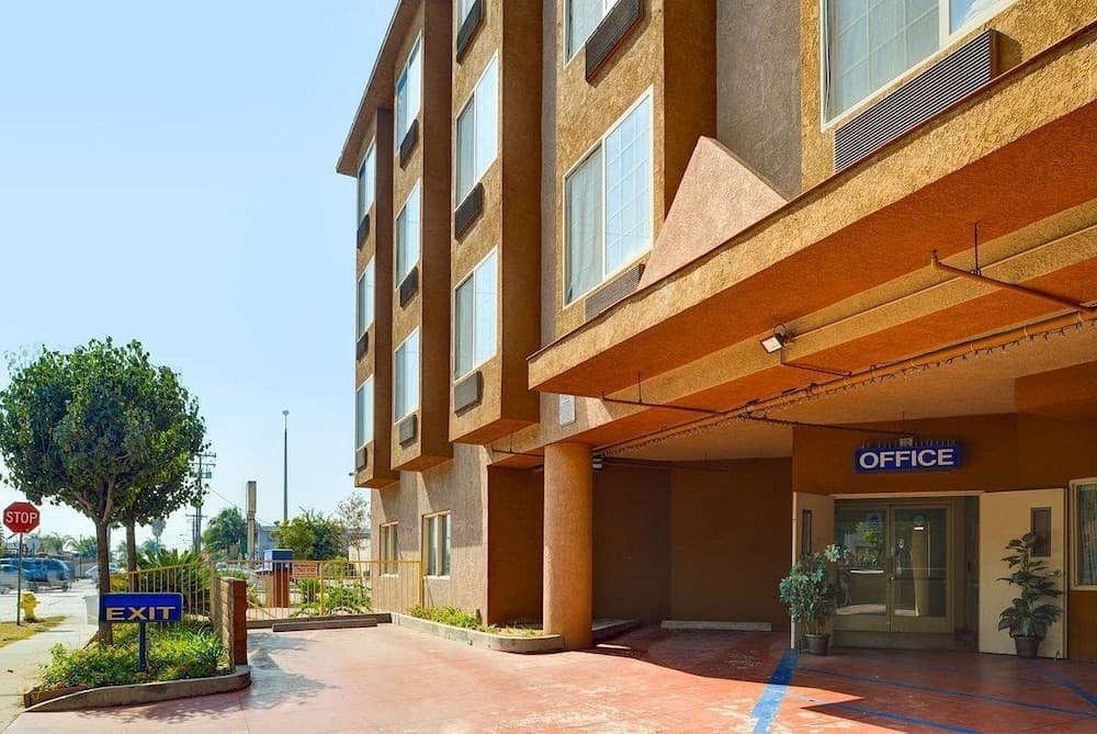 H3 Inn & Suites - LAX Airport - Los Angeles featured exterior or lobby in Inglewood, CA — similar hotel