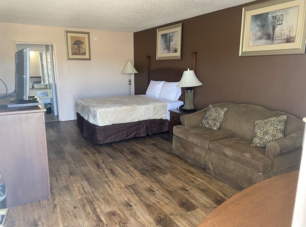 Economy Hotel Montgomery interior in Montgomery, AL — gallery photo 2
