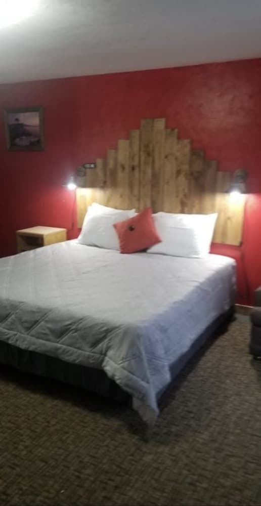 Tri-States Wood Inn interior in Dickeyville, WI — gallery photo 2