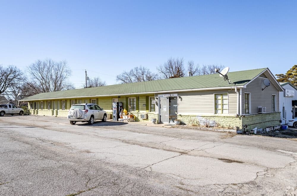Economy Hotel Okmulgee featured exterior or lobby in Okmulgee, OK — similar hotel