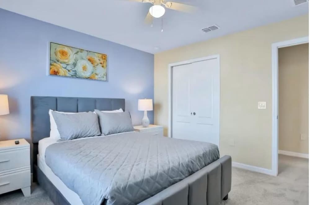 Tempo Trek Lodgings interior in Davenport, FL — gallery photo 2