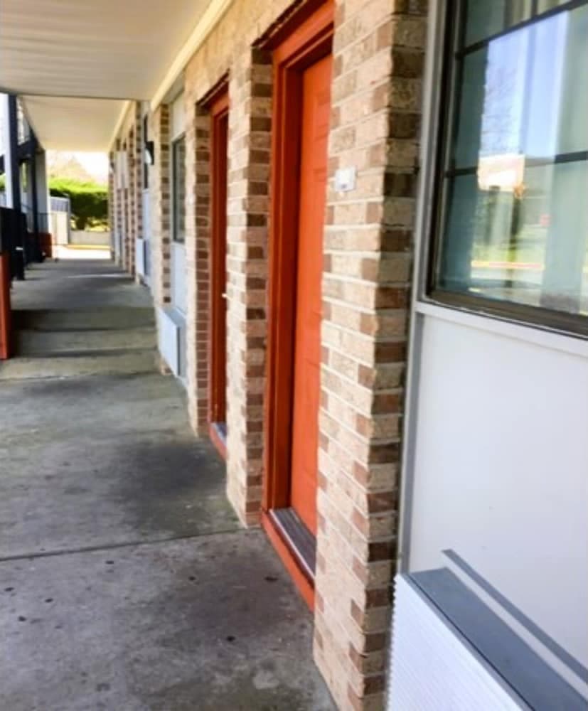 OYO Hotel Georgia near Fairburn/Atlanta interior in Union City, GA — gallery photo 2