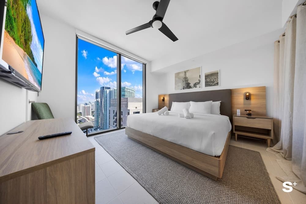 Downtown 1BR Apt with Skyline Views property views in Miami, FL — gallery photo 3