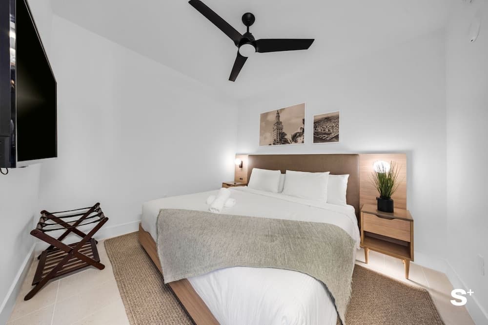 Chic Downtown Retreat 1BR Apartment interior in Miami, FL — gallery photo 2