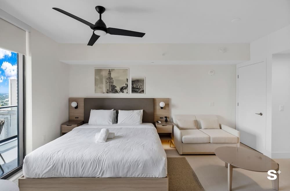 Skyline Chic Downtown Studio Getaway property views in Miami, FL — gallery photo 3