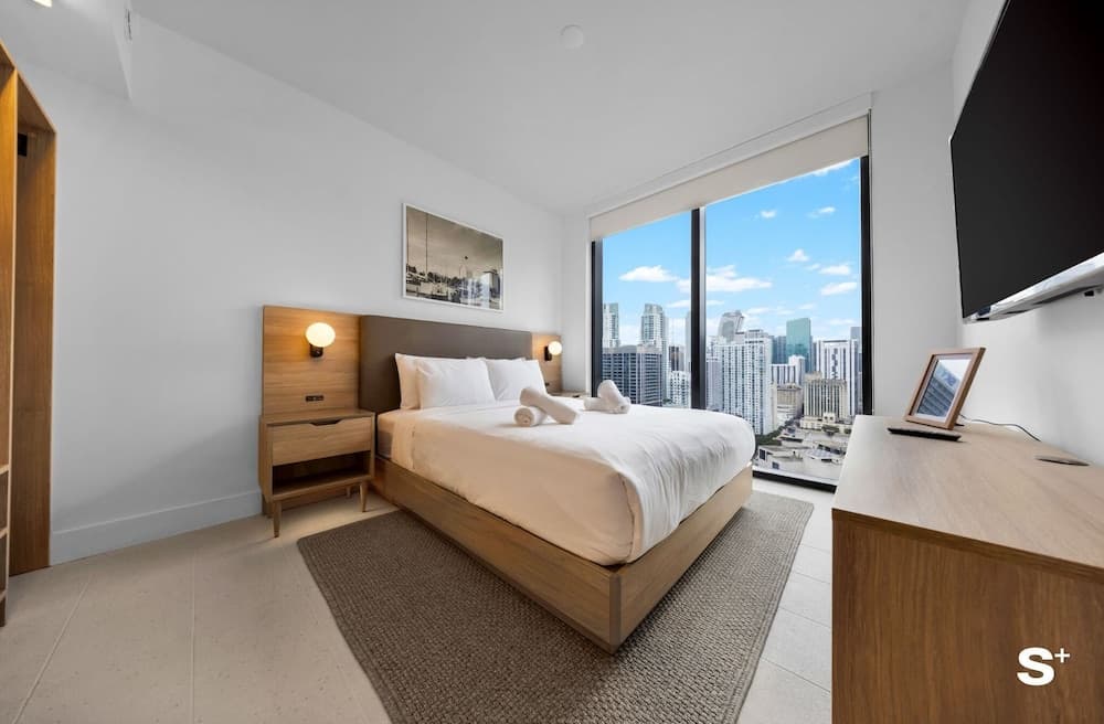 Luxury Downtown 2 BR with Skyline View property views in Miami, FL — gallery photo 3