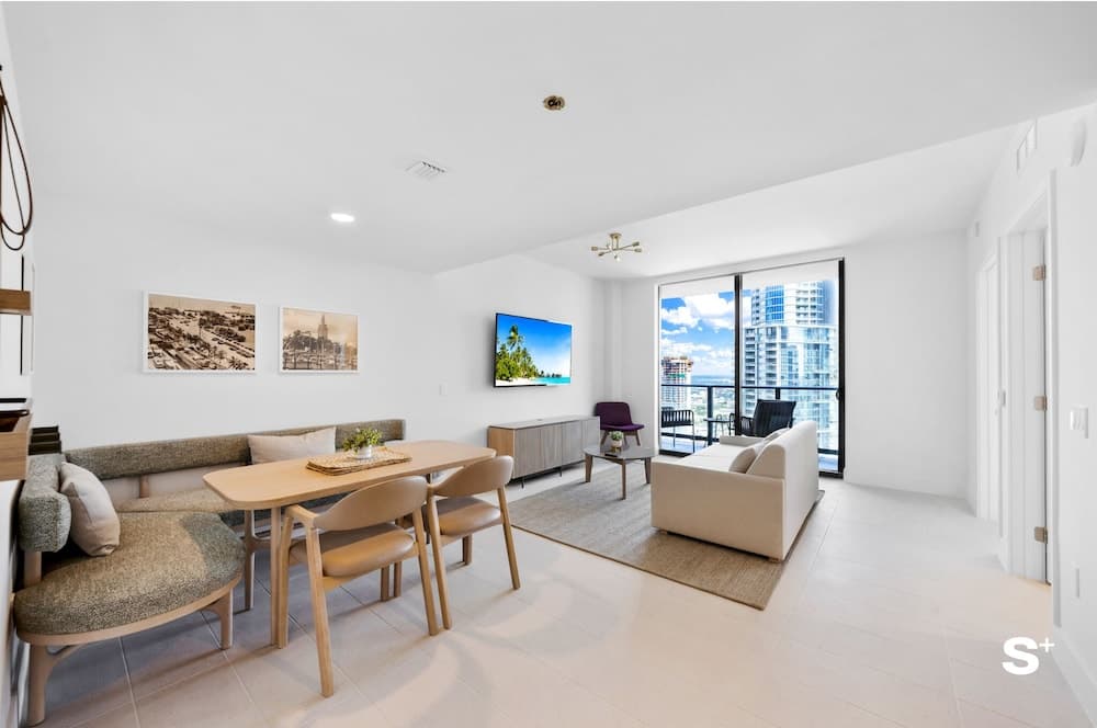 Cityscape Retreat Stylish 1BR interior in Miami, FL — gallery photo 2