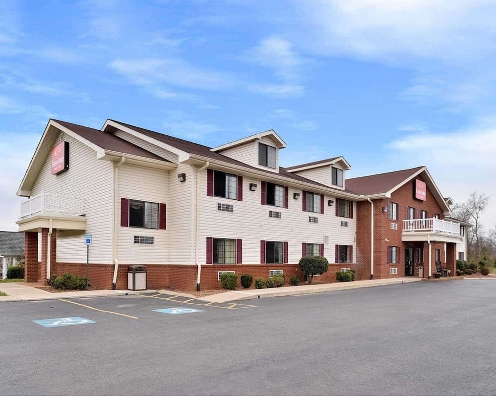 Econo Lodge Inn & Suites Shelbyville featured exterior or lobby in Shelbyville, TN — similar hotel