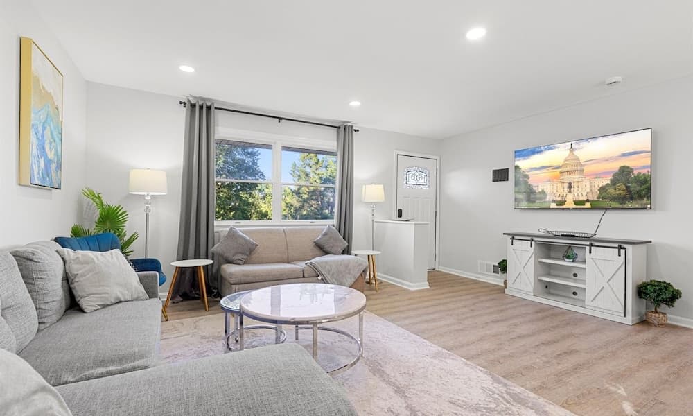 Upscale Old Town Views 3BD Lux interior in Alexandria, VA — gallery photo 2