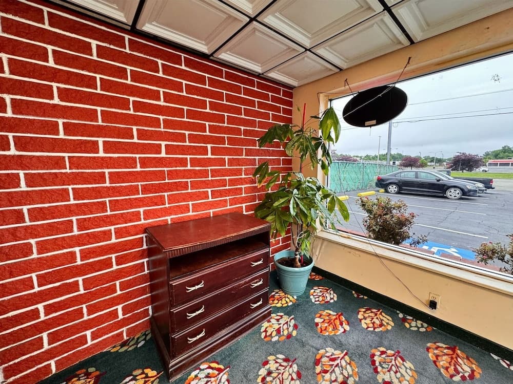 Cloverleaf Motel Richmond Near Turnpike interior in Richmond, VA — gallery photo 2