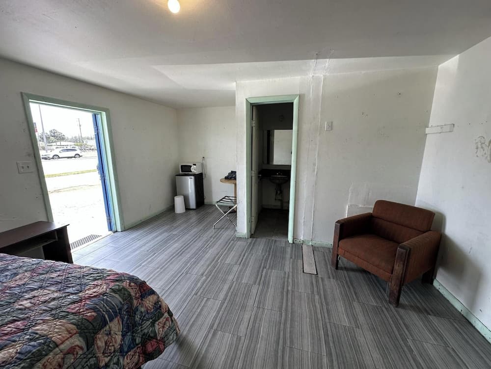 Base Motel By OYO South Tampa property views in Tampa, FL — gallery photo 3