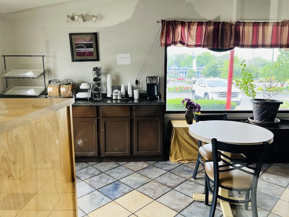 Cozy Garden Inn By OYO Hwy 40 Richmond property views in Richmond, IN — gallery photo 3