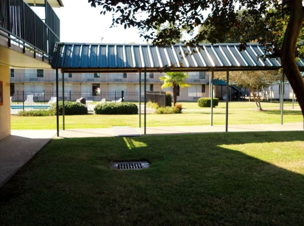 OYO Hotel Audubon Baton Rouge Port Allen I-10 featured exterior or lobby in Port Allen, LA — similar hotel