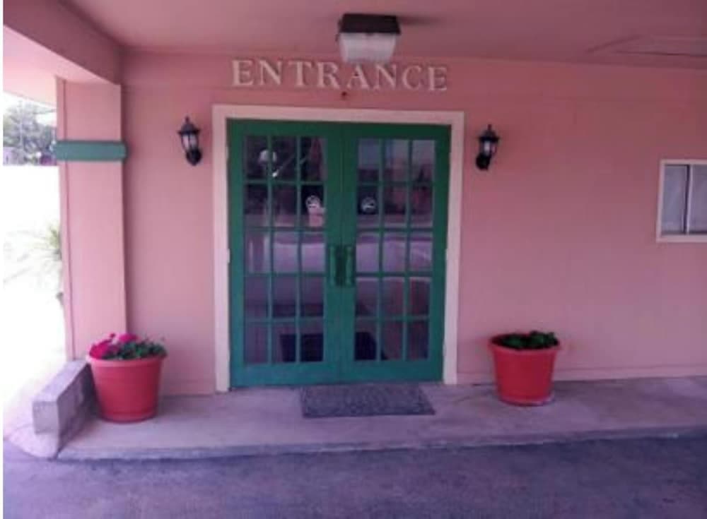Western Inn interior in Hamilton, TX — gallery photo 2