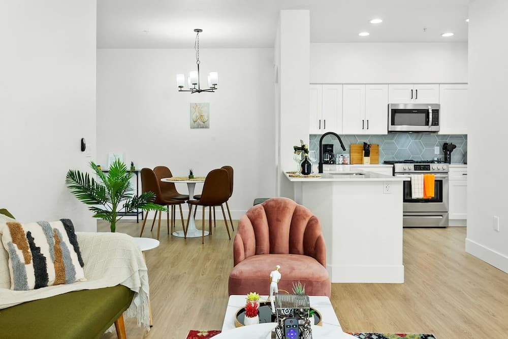 TWO CozySuites Apartment DowntownChandler interior in Glendale, AZ — gallery photo 2